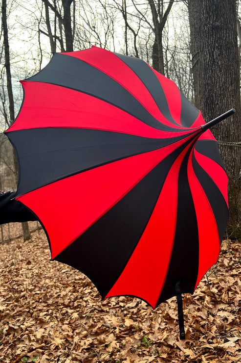 VAMPIREFREAKS
Batwing Pagoda Umbrella [BLACK/RED STRIPED]